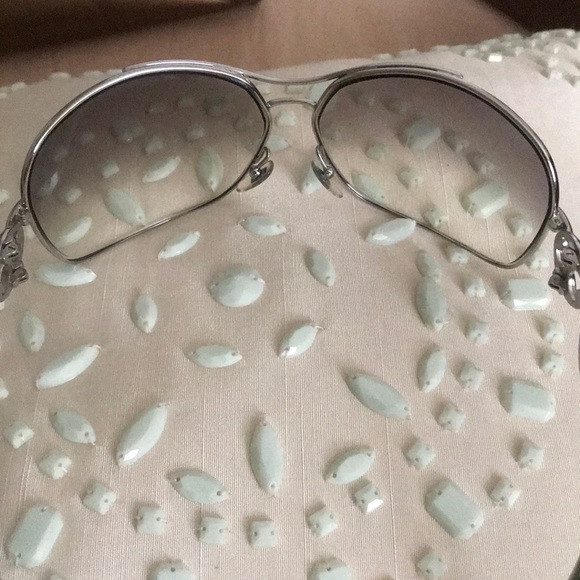 Silver  Gucci Link Sunglasses. - Picture 4 of 8